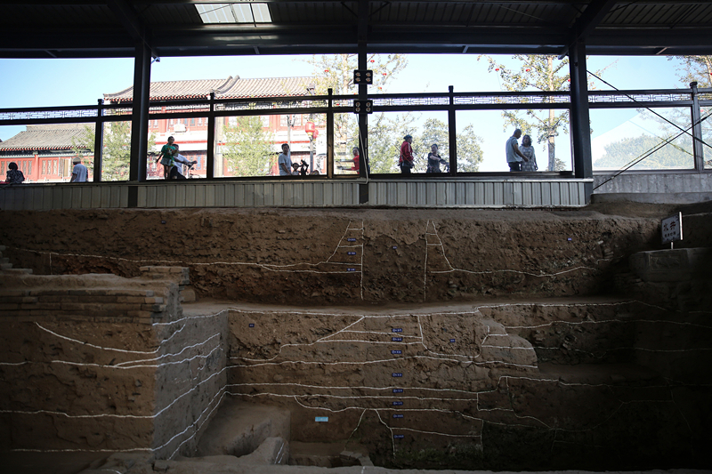 2019年9月7日，人們透過玻璃幕墻看開元寺南廣場遺址考古現(xiàn)場。